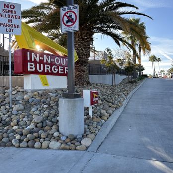 In-N-Out Burger - Exterior - Burgers Near Me - Kettleman City, California In-N-Out Burger - Exterior - Burgers Near Me - Kettleman City, California