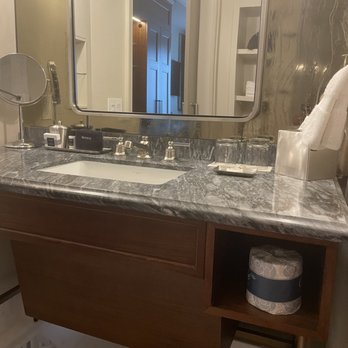 Sophy Hyde Park - Vanity in the bathroom - Hotels Near Me - Chicago, Illinois