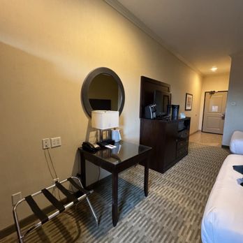 The Oaks Hotel & Suites - The room - Hotels Near Me - Paso Robles, California