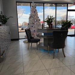 Divine Nail Bar - The tree is still actively up