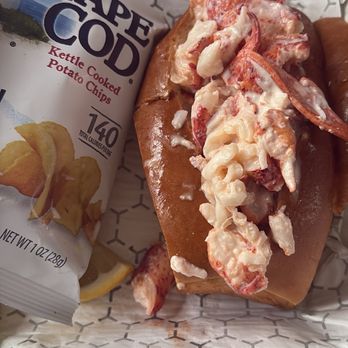 Fishermen's Net Seafood Restaurant & Market - Worst lobster roll of my life - Seafood Near Me - Brunswick, Maine