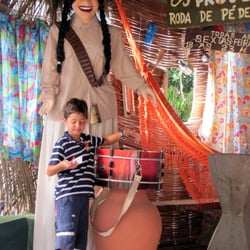 Casa dos Bonecos Gigantes - Caio explorando o artesanato local.