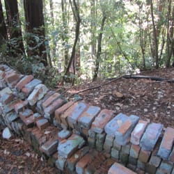 Russian River Rentals - Bricks @ the top of the "driveway"-I'm assuming to stop the driver from backing off the dropoff @ the other end @ Seaton Hill