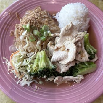 Golden Singha Thai Cuisine - Chicken and broccoli - Thai Near Me - Seattle, Washington Golden Singha Thai Cuisine - Chicken and broccoli - Thai Near Me - Seattle, Washington