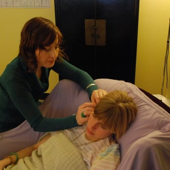 Ninah Hofmann Acupuncture - Ninah giving an acupuncture treatment - Acupuncture Near Me - San Francisco, California Ninah Hofmann Acupuncture - Ninah giving an acupuncture treatment - Acupuncture Near Me - San Francisco, California