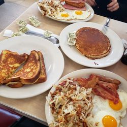 Starlite Burger and Coney Shop - Farmers Breakfast and French Toast Combo || IG: @misspiggyeats
