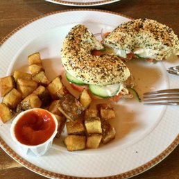 Bagel sandwich w/smoked salomon & home fries.