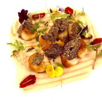La Taverna del Leone - Scallops with bean hummus and black truffle. - Italian Near Me - Positano, SA La Taverna del Leone - Scallops with bean hummus and black truffle. - Italian Near Me - Positano, SA