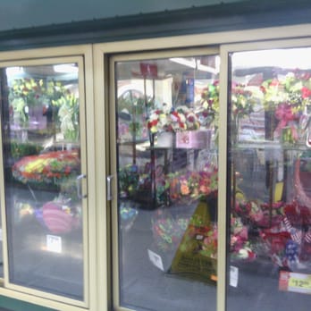 Giant - Fresh flower bouquets, $5-$20 bucks. - Grocery Near Me - Fairfax, Virginia Giant - Fresh flower bouquets, $5-$20 bucks. - Grocery Near Me - Fairfax, Virginia