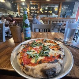 Cheese pizza with basil Cheese pizza with basil