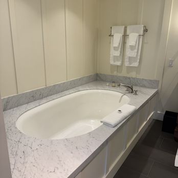 Meadowood Napa Valley - Bath Tub - Hotels Near Me - St. Helena, California