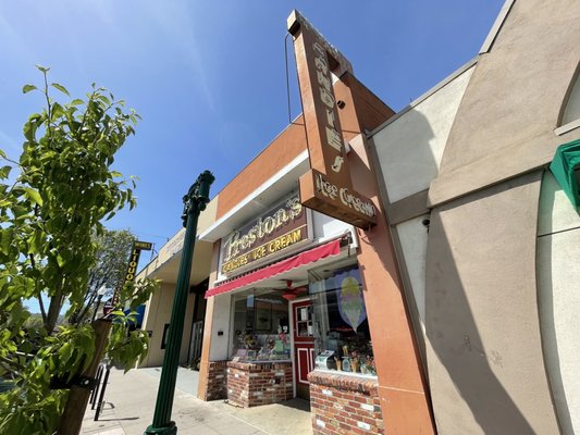 Preston's Candy & Ice Cream by null