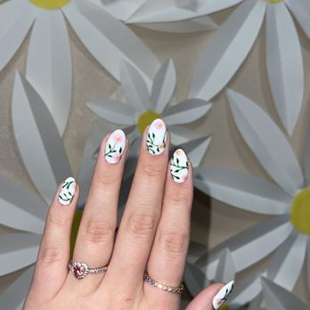Giving daisies - flower nails - Nail Technicians Near Me - Scottsdale, Arizona