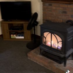 Stowe Cabins in the Woods - Living room with fireplace