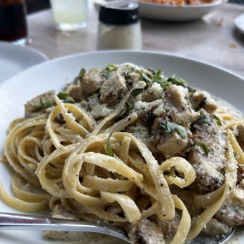 Del Lusso - Fettuccine Alfredo with Chicken - Pizza Near Me - Carlsbad, California