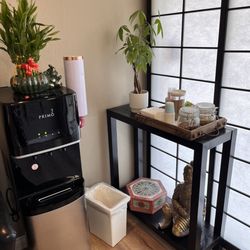 Gen Acupuncture - Tea I. The waiting area.