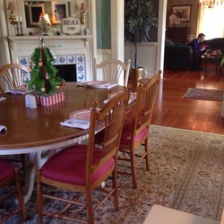 Hunter House Madison - Dining table and view to living room