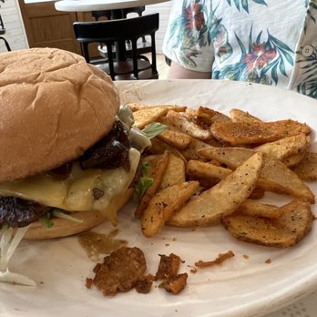 Beacon Corner Bar - Smash burger - Seafood Near Me - Grand Rapids, Michigan