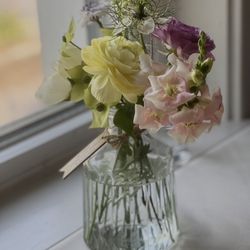 Monocacy Crossing - Beautiful fresh flowers on each table.