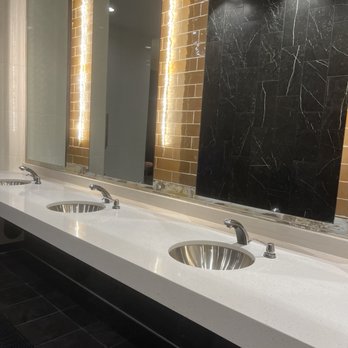 Gold’s Gym - Bathroom - Gyms Near Me - Northridge, California Gold’s Gym - Bathroom - Gyms Near Me - Northridge, California