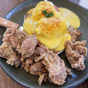 Darla Cafe  - karaage benedict - very tender and no heavy batter - Asian Fusion Near Me - Saratoga, California
