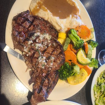 Aromas - Ribbon steak mashed potatoes seasonal vegetables. I personally did not like the gravy and i'm a gravy lover but it was too vinegary for me - Buffets Near Me - Fresno, California