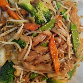 Great Wall Chinese Cuisine - Vegetable Chow Fun - Chinese Near Me - Clovis, California