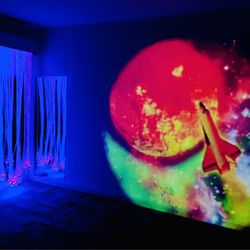 Q's Corner - Glow Room