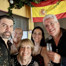 Our group with Roberto Mongeotti, the singer at the restaurant.  What a voice!!!