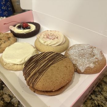 Crumbl - Sugar Land - Bakeries Near Me - Sugar Land, Texas