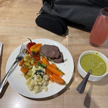 The Centurion Lounge - Tri-Tip, Baby Carrots, Mac and Cheese, Baby Peppers and the best darn Sweet Pea soup around. Membership has it's privileges. - Airport Lounges Near Me - Las Vegas, Nevada