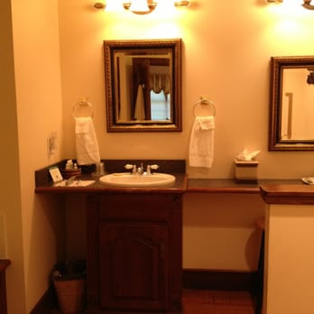 Stonecroft Inn - Bathroom in Orlando room - Hotels Near Me - Ledyard, Connecticut