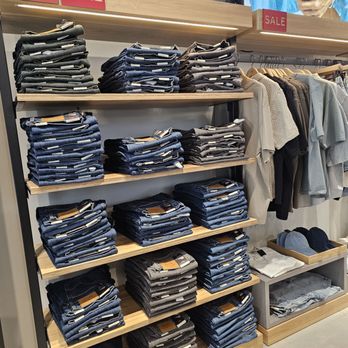 Levi’s Store - Accessories Near Me - Arcadia, California