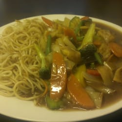 Lan Anh - Tofu mit Gemüse und gebratenen Nudeln