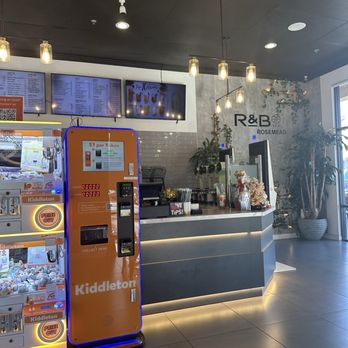 R&B Tea - Front counter - Bubble Tea Near Me - Rosemead, California
