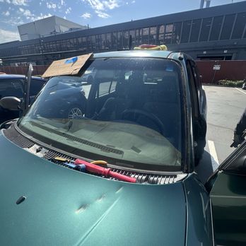Greenlite Auto Glass Service - Removing old windshield - Windshield Installation & Repair Near Me Greenlite Auto Glass Service - Removing old windshield - Windshield Installation & Repair Near Me