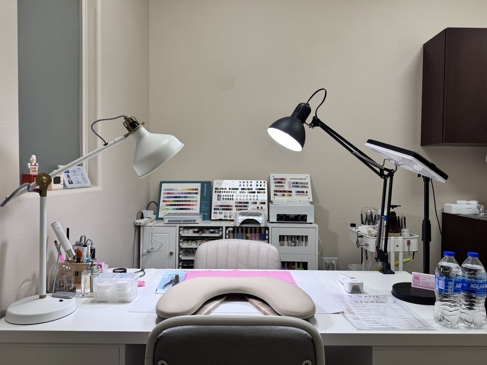 V Nails studio Logo