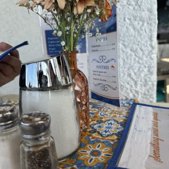 Las Rocas Resort - Fresh flowers at our table - Day Spas Near Me - Rosarito, BCN