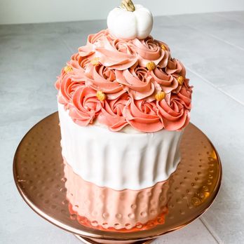 Crosthwaite Custom Cakes - Giant cupcake cake - Cupcakes Near Me Crosthwaite Custom Cakes - Giant cupcake cake - Cupcakes Near Me