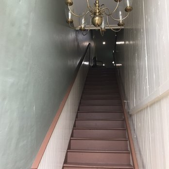 Lofts on the Square - Leading staircase - Hotels Near Me - Grenada, Mississippi