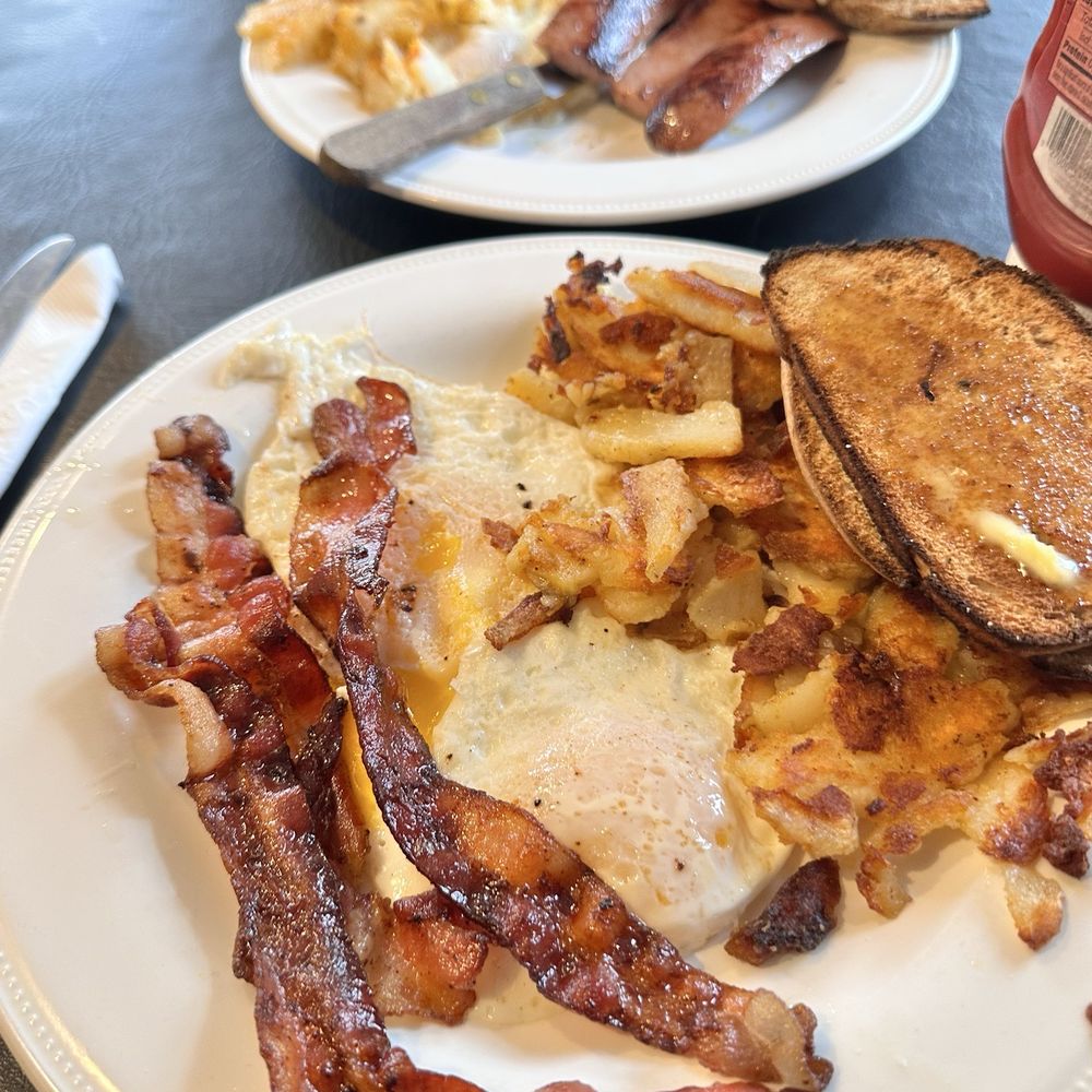 Yianni’s Corner Nook Cafe - My traditional, with 3 strips of bacon, two eggs, hashbrowns and a side order of toast - Wraps Near Me - Orchard Park, New York