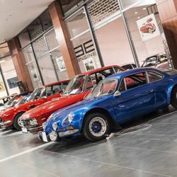 POP Airport - Engine Classic Cars Gallery v Premium Outlet Prague Airport