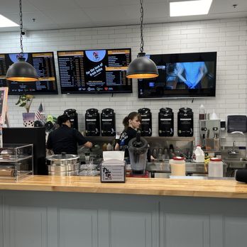 Tiny Batch Boba Co. - Oh! There she is! The kind staffer right under the lamp, is the one who helped me. She's a tea genius! April 2025 - Bubble Tea Near Me - Tampa, Florida
