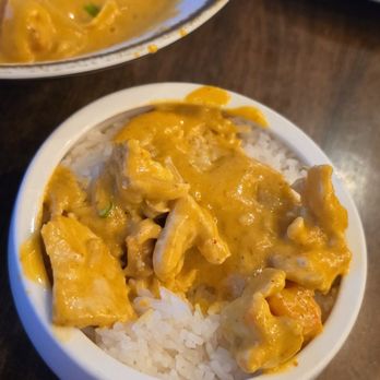 Giti Thai - Yellow curry with very little bits of chicken that you have to pay extra for??? - Thai Near Me - Windsor Hills, California
