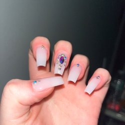 Meyvelin's Nails Salon - Nails