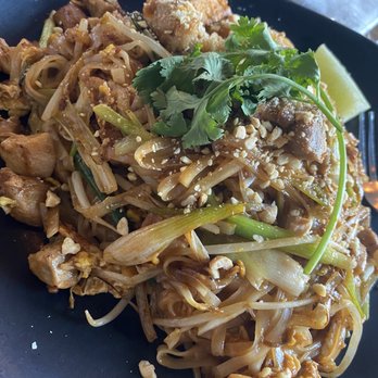 Hiccups Veo Cafe - Pad Thai with Chicken - Asian Fusion Near Me - Carson, California