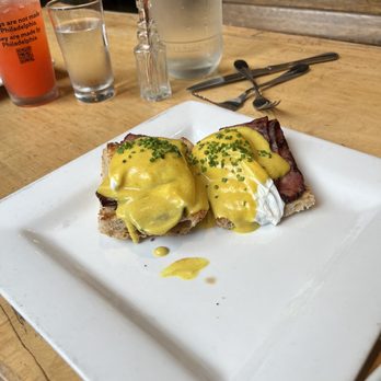 Front Street Cafe - Front Street Benedict - Bars Near Me - Philadelphia, Pennsylvania
