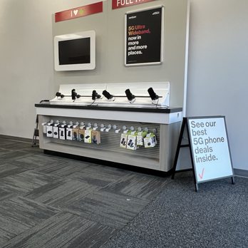 Verizon - Cool display that is not plugged in or serving any function. 1st thing you see when walking in. - Mobile Phones Near Me - Sandy, Utah Verizon - Cool display that is not plugged in or serving any function. 1st thing you see when walking in. - Mobile Phones Near Me - Sandy, Utah