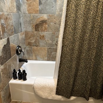 The Rockwell Inn - Bath/shower - Hotels Near Me - Jackson, Wyoming The Rockwell Inn - Bath/shower - Hotels Near Me - Jackson, Wyoming