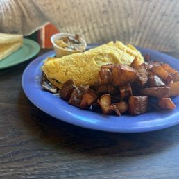 Omelette w/ spinach & mushrooms & crunchy country potatoes